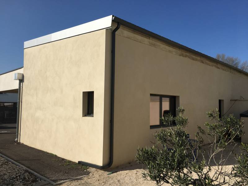 Installation gouttières aluminium trapèze anthracite proche d'Arles