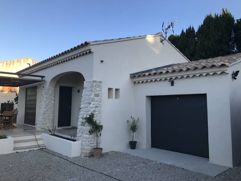 Fabrication et pose de gouttières aluminium anthracite à Mouriès proche D'Arles