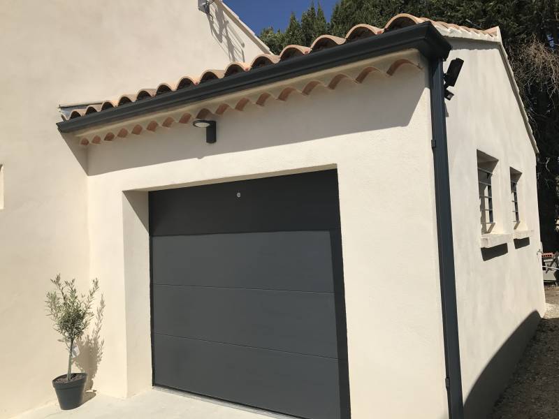 Pose de gouttières et Descentes d'eau pluviale en aluminium dans les Bouches du Rhône