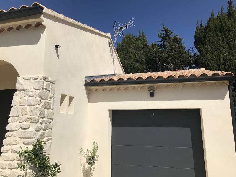 Pose de Gouttières aluminium à proximité d'Arles et de Beaucaire