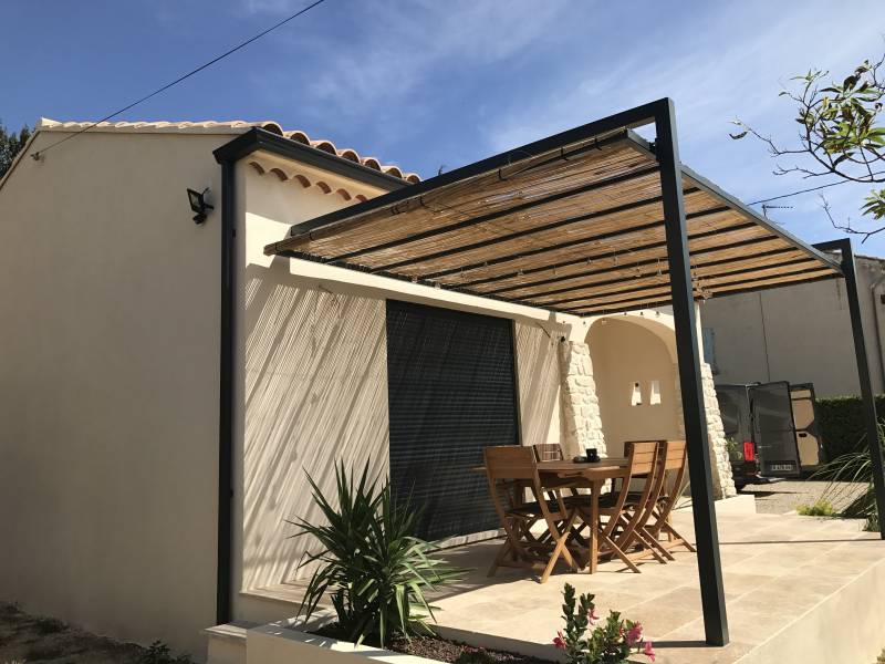 Fabrication de gouttières aluminium avec un camion à Mouriès