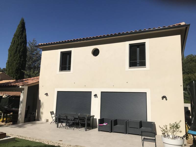 Réalisation de gouttières aluminium avec un camion atelier à Nîmes