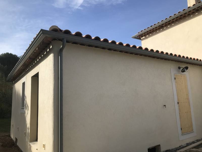 Fabrication et pose de gouttières en aluminium couleur zing