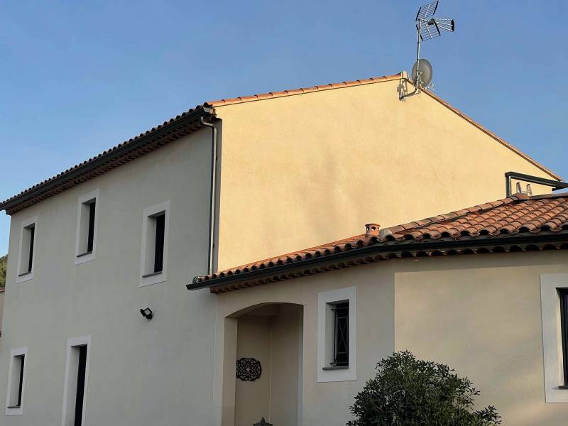 Pose de gouttières en aluminium à proximité d'Eguilles dans les Bouches du Rhône