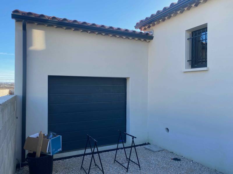 Fabrication et pose de gouttières en aluminium dans camion à Carry proche de Martigues