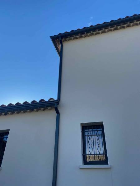 Fabrication et pose de gouttières en aluminium G325 anthracite