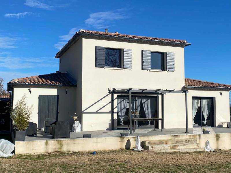 Pose de gouttières en aluminium proche de Marignane