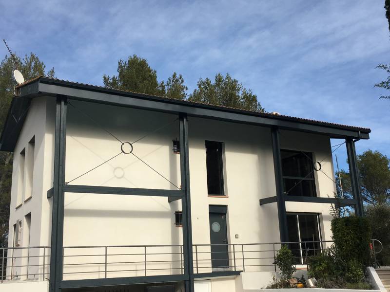 Réalisation d'un chantier sous-face aluminium anthracite à Caphan dans les Bouches du Rhône