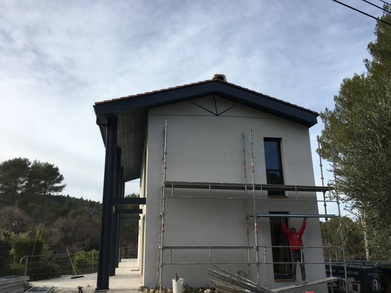 Réalisation d'un chantier sous-face aluminium anthracite à Caphan dans les Bouches du Rhône