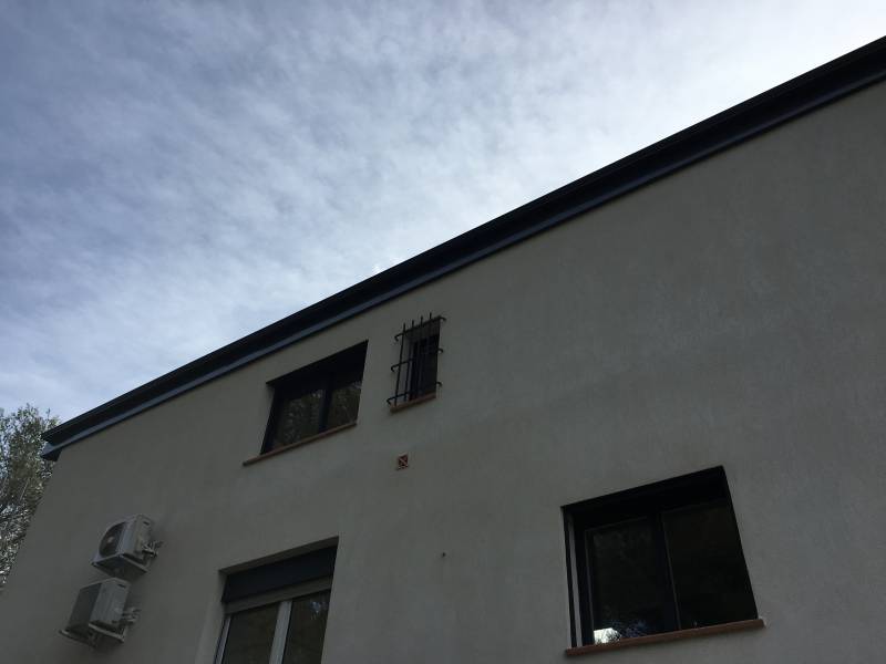 Réalisation d'un chantier sous-face aluminium anthracite à Caphan dans les Bouches du Rhône