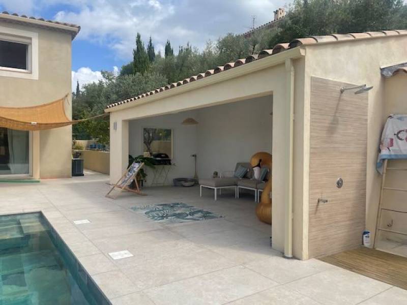 Fabrication et pose de gouttière en aluminium à Beaucaire proche de Tarascon en G300 crème