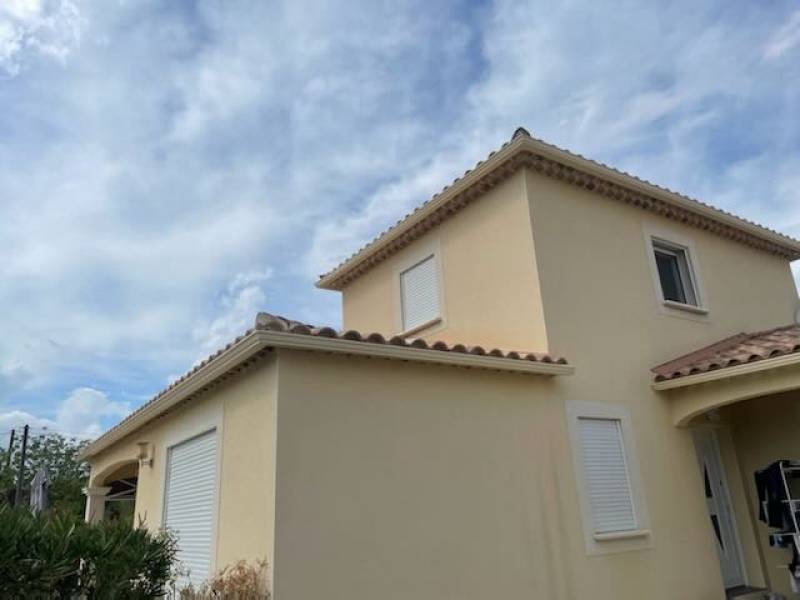 Fabrication et pose de gouttière en aluminium à Beaucaire proche de Tarascon en G300 crème