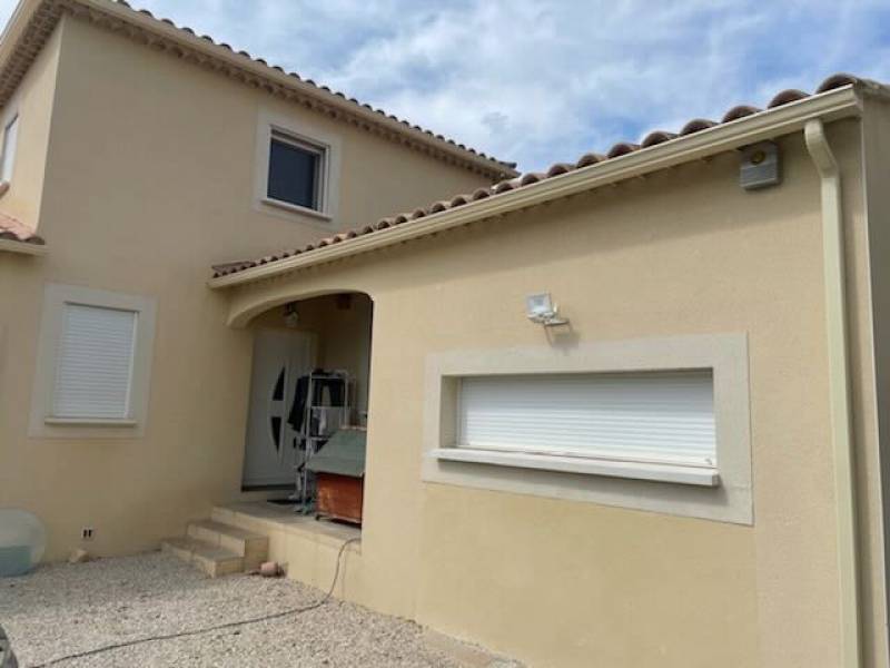 Fabrication et pose de gouttière en aluminium à Beaucaire proche de Tarascon en G300 crème