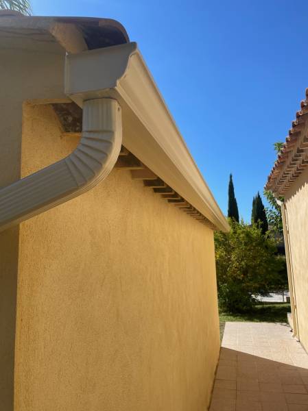 Fabrication et pose de gouttières en aluminium à proximité de Beaucaire dans le Gard