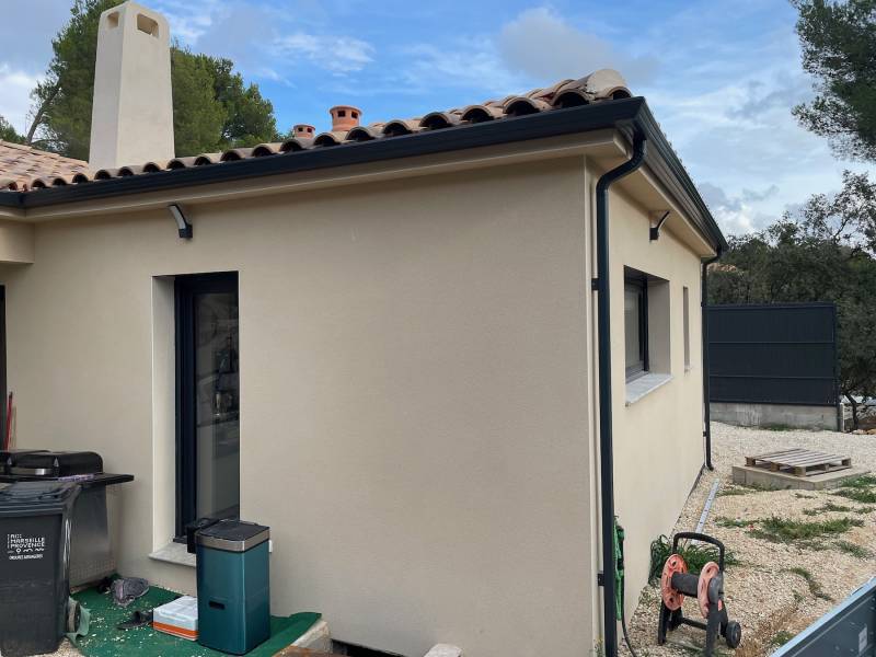 Gouttières noir sablée à Orgon