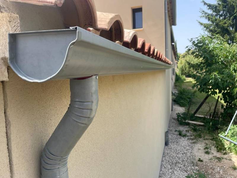 Gouttières demi lune en aluminium à Saint Etienne du Grès proche de Fontvielle