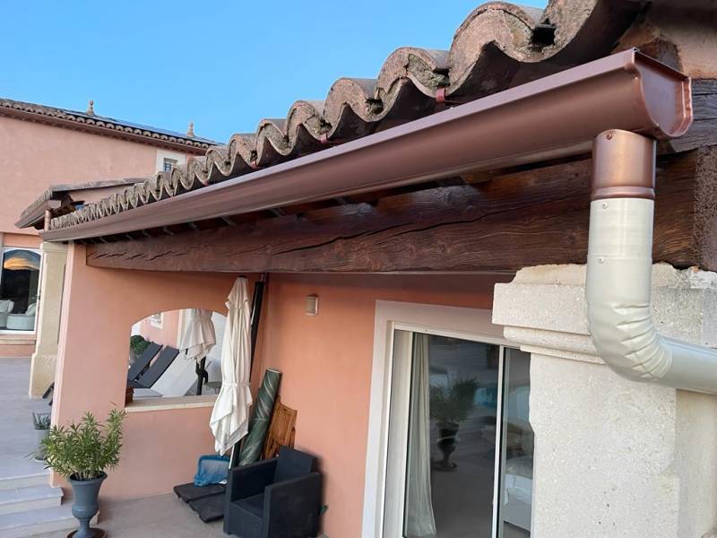 Descentes d'eau pluviale en aluminium dans le Gard