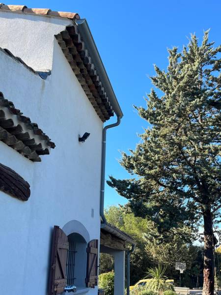 Remplacement de gouttières en PVC par gouttières aluminium à Grans