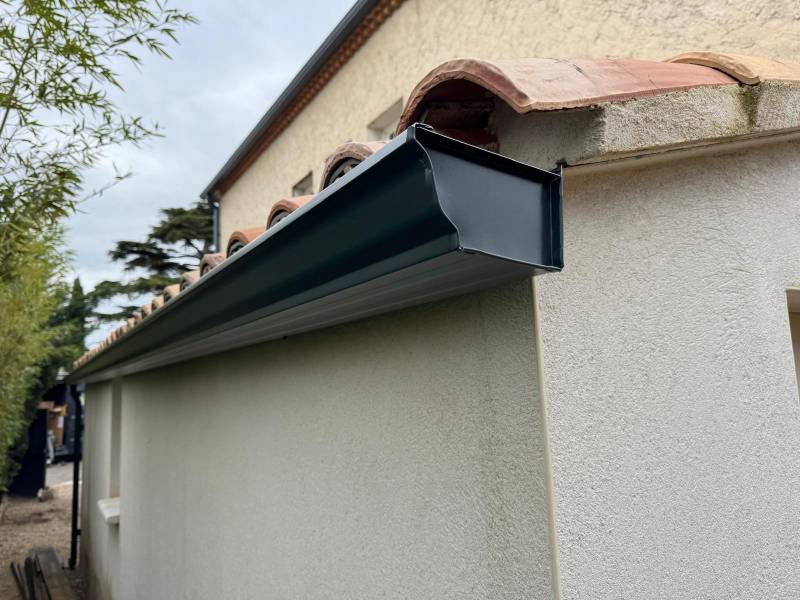 Pose de grilles anti feuilles sur gouttières à Meynes proche de Bea