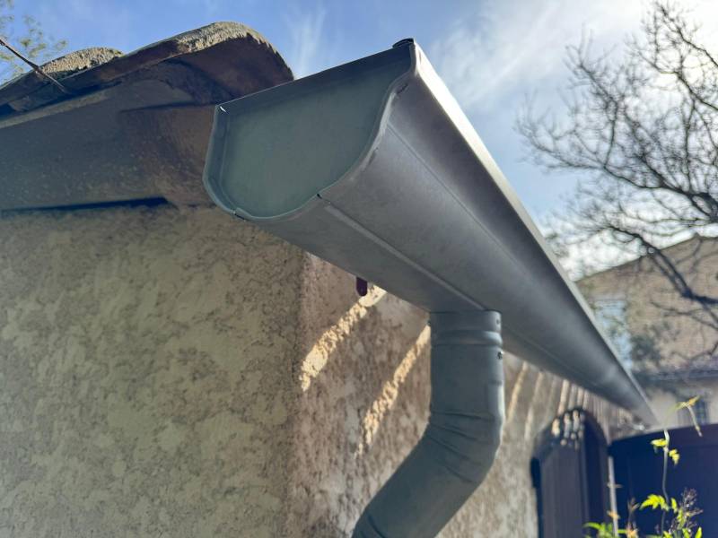 Gouttières aluminium demi ronde imitation zinc à Beaucaire dans le Gard