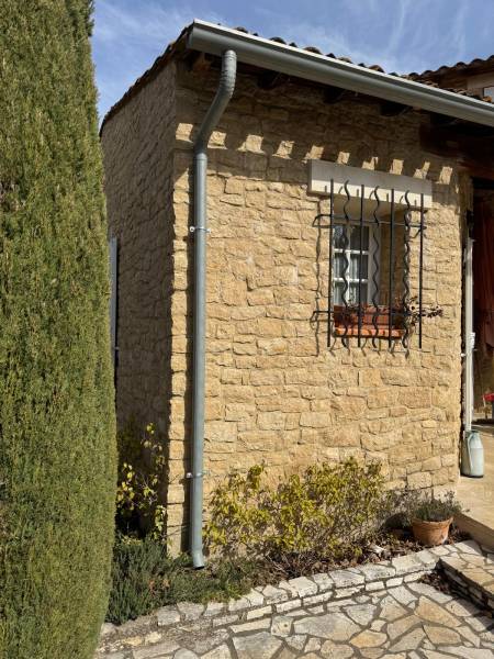 Descente d'eau pluviale en aluminium à proximité de Saint-Rémy-de-Provence