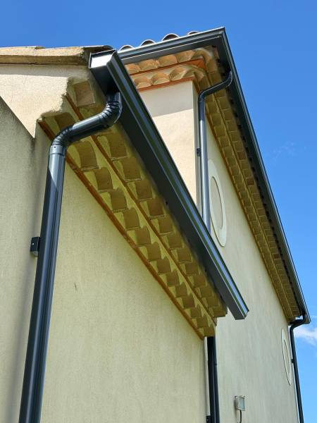 Gouttières aluminium noires sablées à Bezouce proche de Saint Gervasy