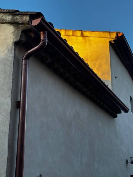Fabrication et pose de gouttières en aluminium à proximité de la Barben