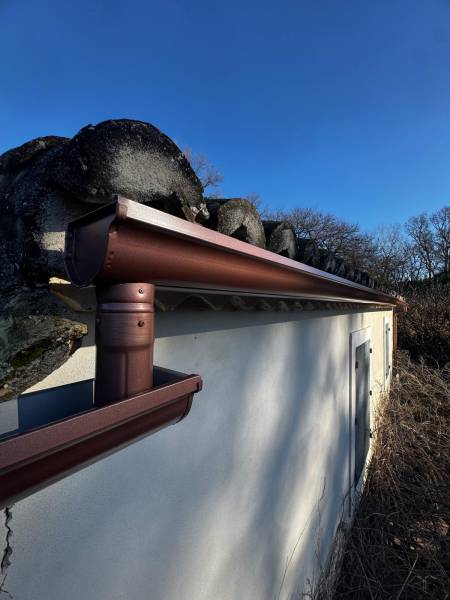 camion atelier spécialisé dans la pose de gouttières aluminium demi lune à Grans