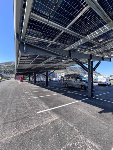 Gouttières en aluminium sur un hangar à Saint-Etienne-du-Grès proche de Maussanne -Lès-Alpilles