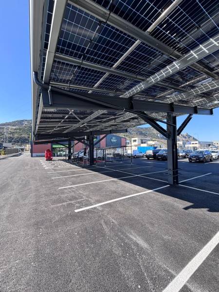 Pose de gouttières en aluminium sur des ombrères à Nimes dans le Gard