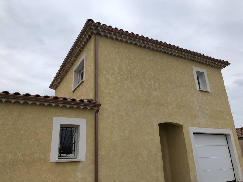 Fabrication de gouttières en aluminium avec camion atelier à Nîmes