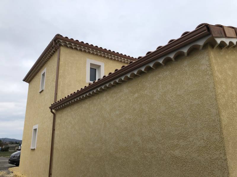 Fabrication et pose de gouttières en aluminium déroulées sur mesure à proximité de Nimes dans le Gard
